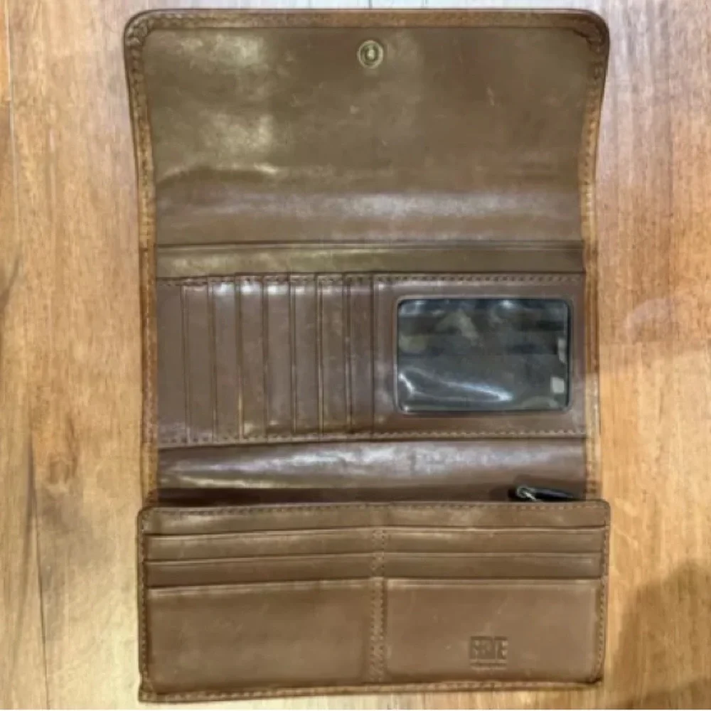 Frye studded Melissa wallet euc!